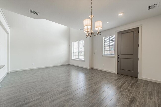Building Photo - 2736 Shelby Dr