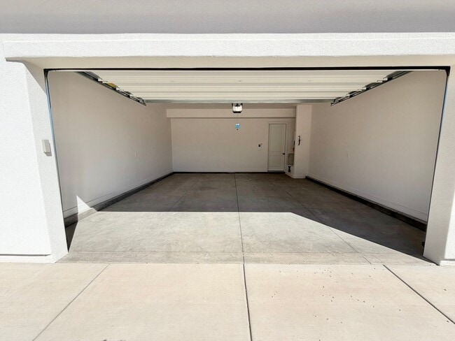 Building Photo - Desert Color 4 Bed Home!