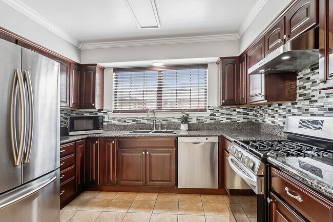 Building Photo - Metairie Home Available!