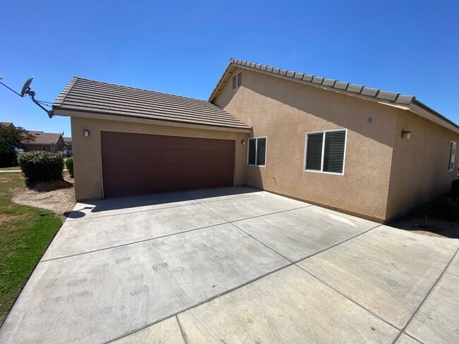Building Photo - Tulare unit coming soon!