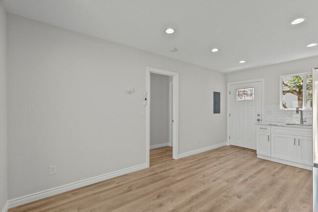 Foto del edificio - 1745 W 39th St