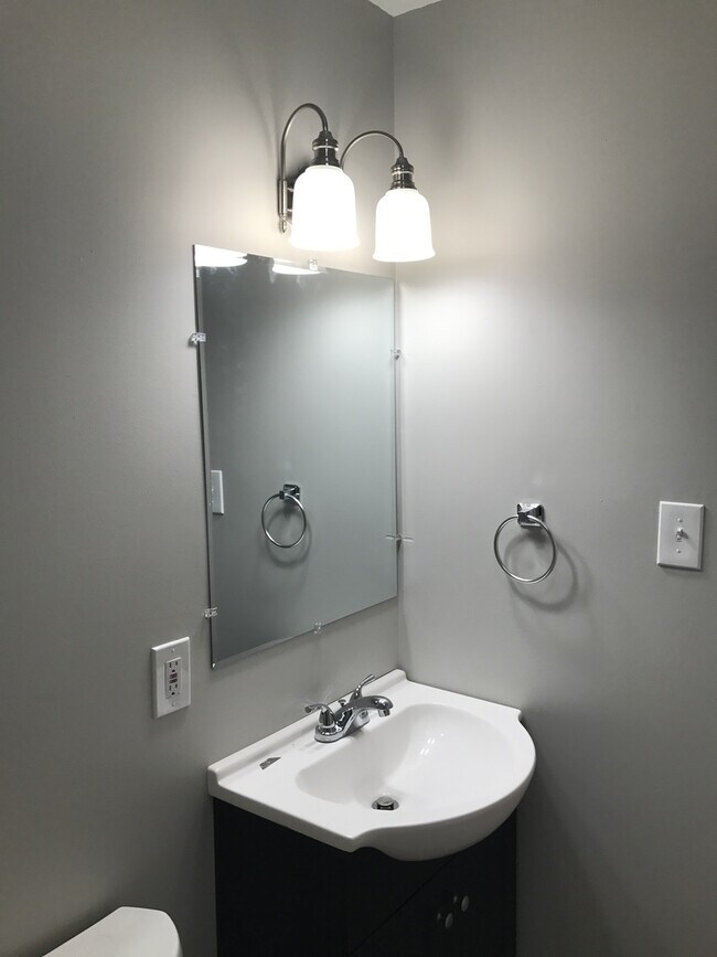 Building Photo - 3 bedroom 1 bathroom Beautifully Home in J...