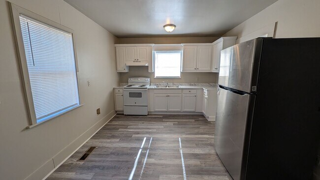 Foto del edificio - 3BR/2BA -- Deck, Separate Dining Room, In-Unit Laundry