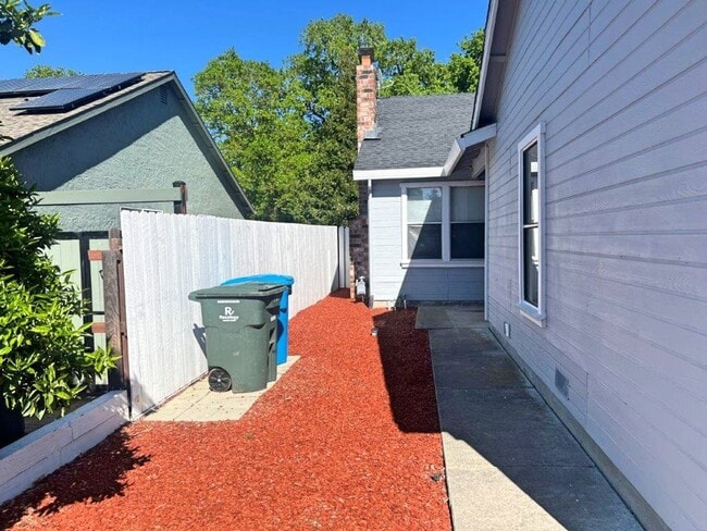 Building Photo - 3 Bedroom 2 Bath Duplex w/ Garage Vacavill...