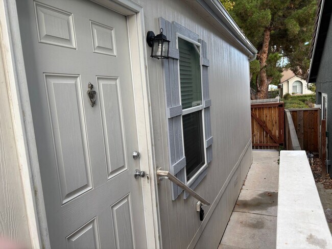 Foto del edificio - Terrific detached 2/2 Unit with full Priva...