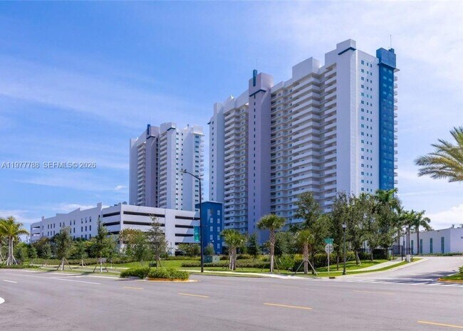 Foto del edificio - 15051 Royal Oaks Ln
