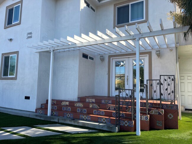 Patio en la puerta principal - 2444 S Dunsmuir Ave