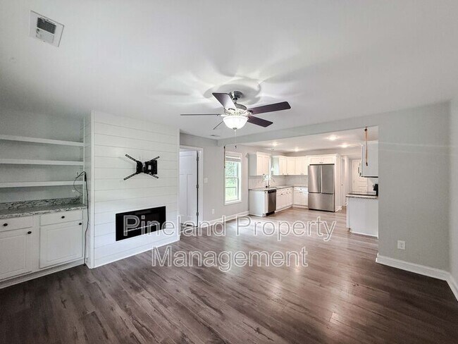Foto del edificio - 668 McKenzie Rd