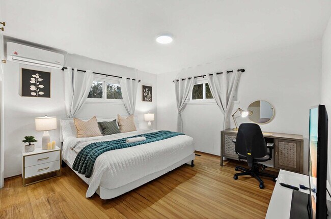 Foto del edificio - 4989 Randlett Dr