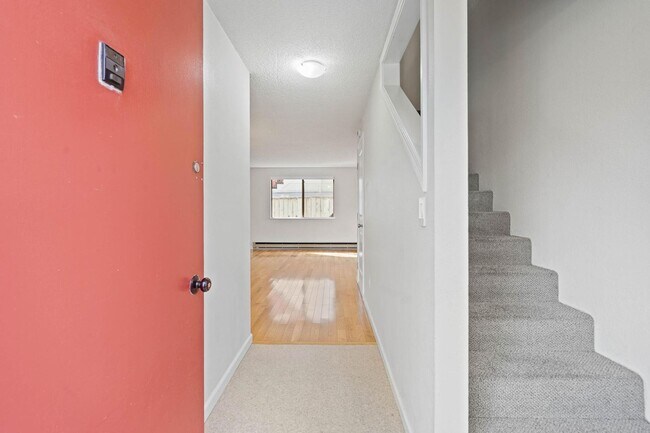 Foto del edificio - Well-maintained 2-bdrm/1-bath unit in tri-plex—On-site laundry, off-street parking, storage