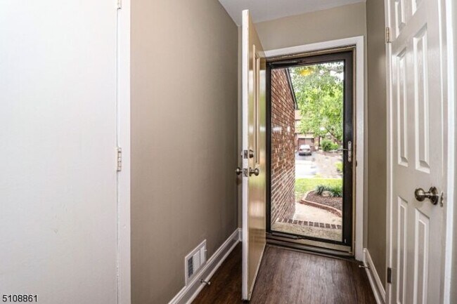 Building Photo - 75 Chelsea Cir