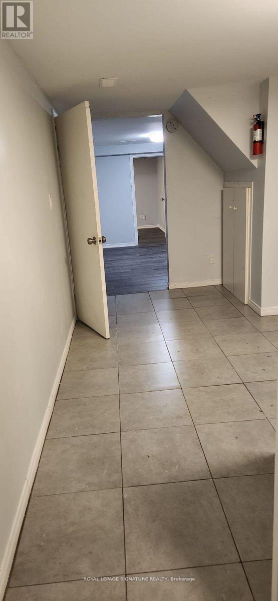 Building Photo - 3443 Queenston Dr