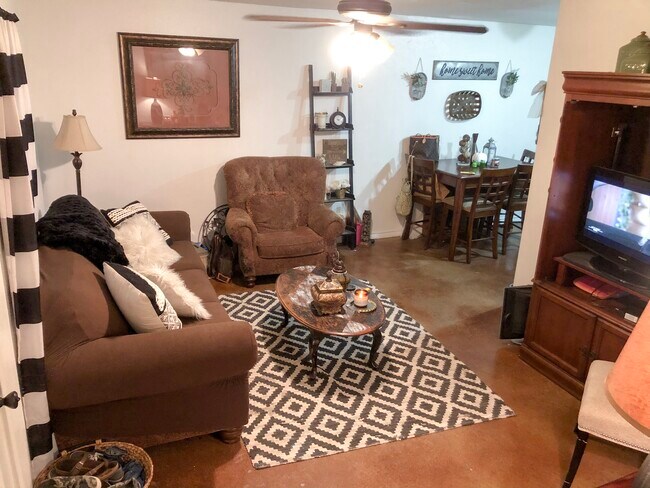 Foto del edificio - 585 W Pecan St