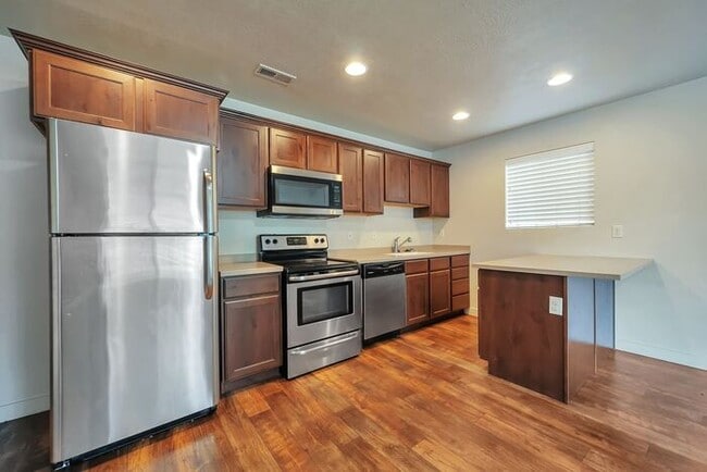 Building Photo - Awesome 2 Story Townhome in Vineyard with ...