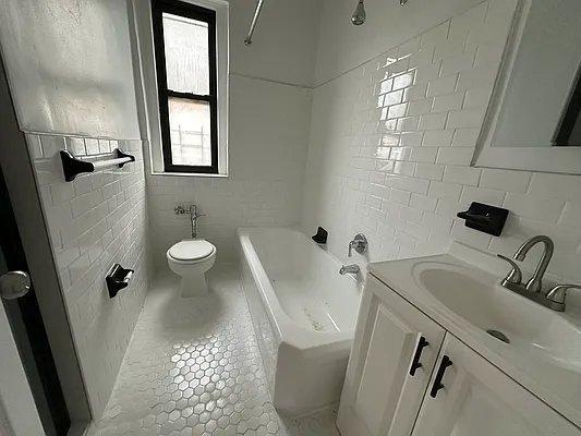 Foto del edificio - 2 bedroom in BRONX NY 10456