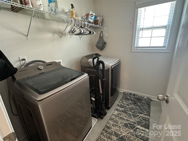 Foto del edificio - 3025 Burnello Ct