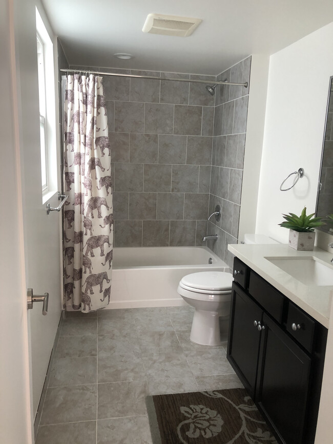 Master Bathroom - 505 N Hayworth Ave