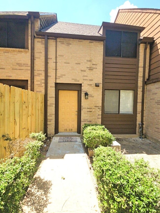 Building Photo - 15625 Weldon Dr