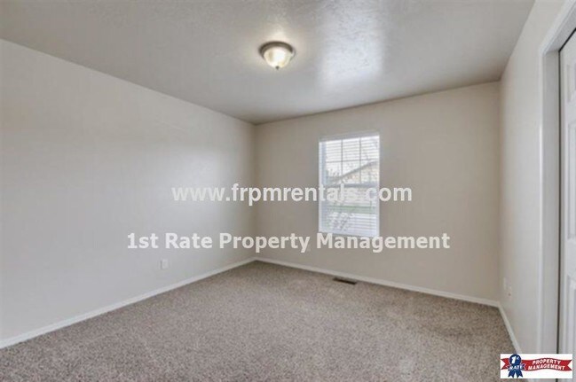 Building Photo - Lovely 3 bedroom 2 bathroom with 2 car garage
