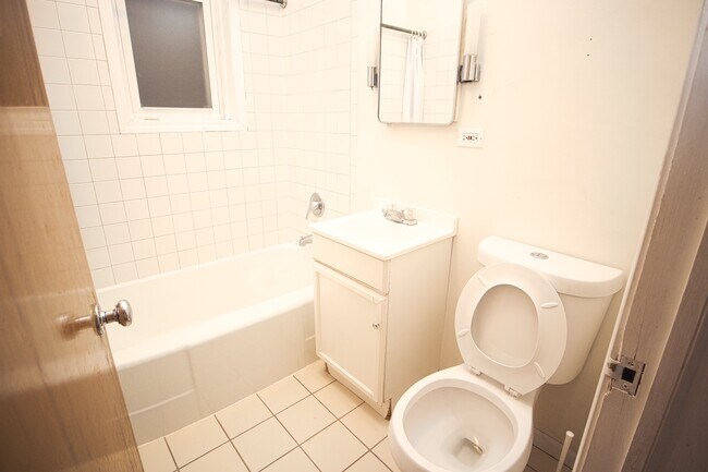 Foto del edificio - 2051 W Farragut Ave