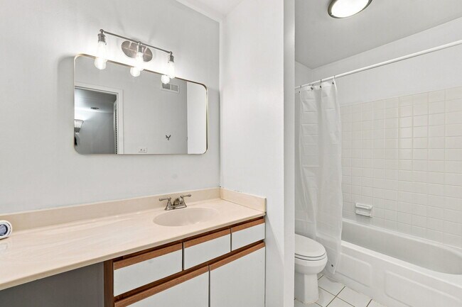 Foto del edificio - 6109 Knoll Wood Rd