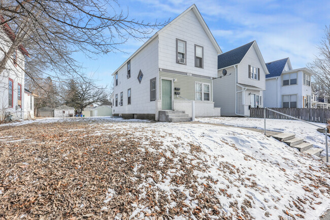 Building Photo - 2627 Quincy St NE