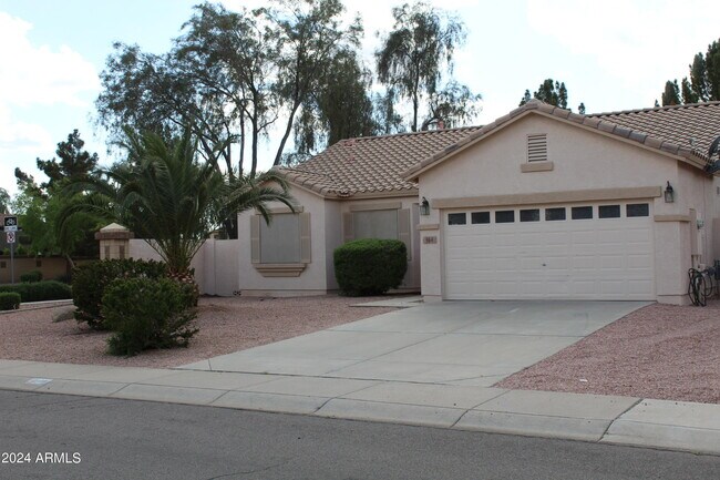 Foto del edificio - 964 N Buckaroo Ln