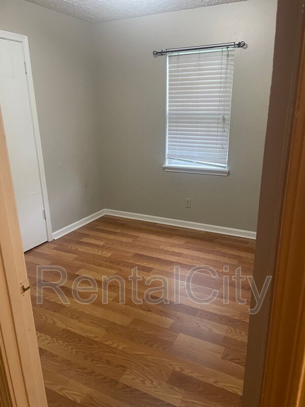 Building Photo - 157 Lealand Ln