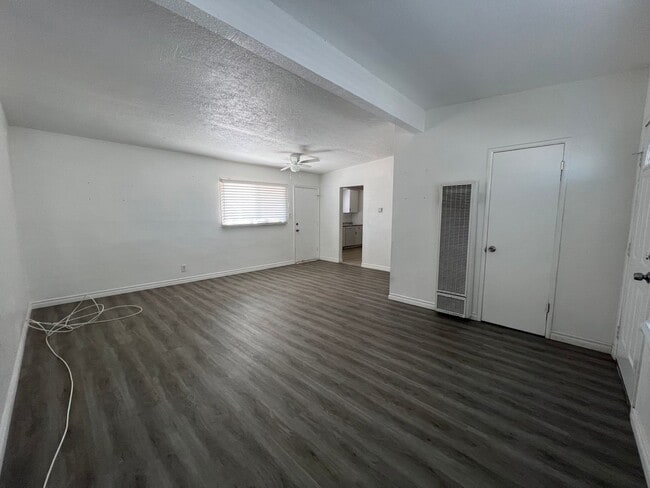 Building Photo - 320 Palm Dr