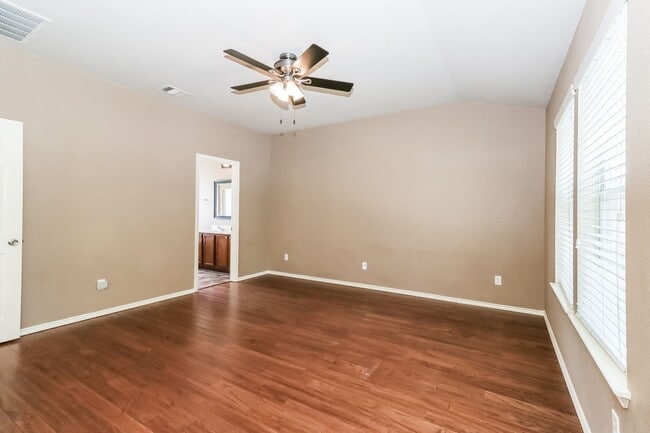 Building Photo - Beautiful home that backs to quiet greenbe...