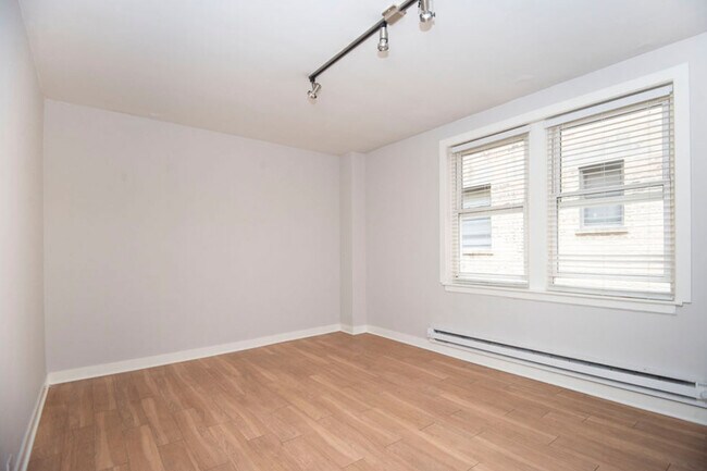 Foto del edificio - 517 W Belmont Ave