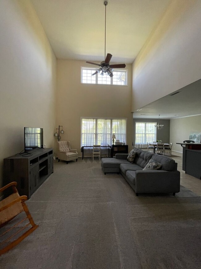 Building Photo - CLOSE TO FORT RILEY, FENCED BACKYARD!