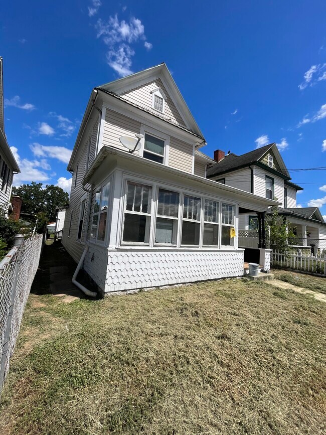Building Photo - 929 32nd St