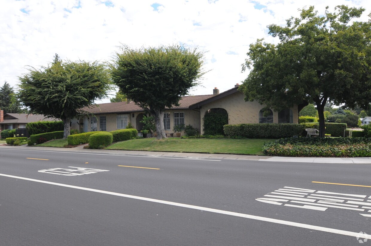 Foto del edificio - 5941 S Land Park Dr