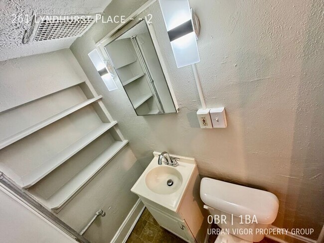 Building Photo - Efficiency studio Unit / 1 Bathroom