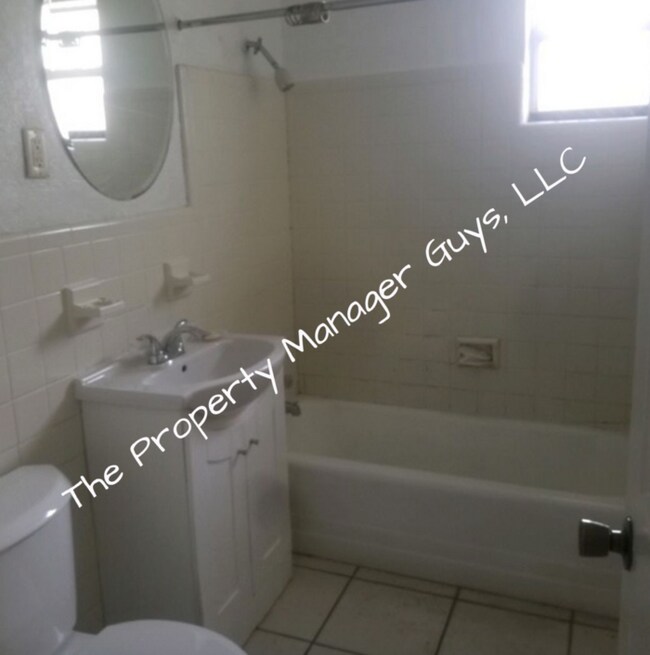 Building Photo - 1103 E Voorhis Ave