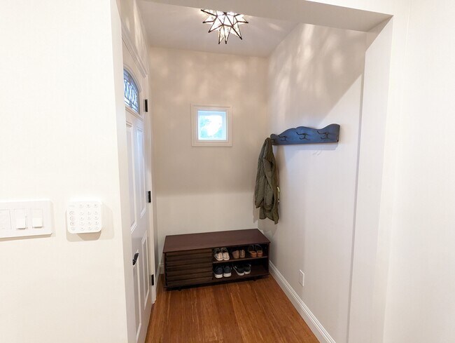 Foyer - 487 W Terrace St