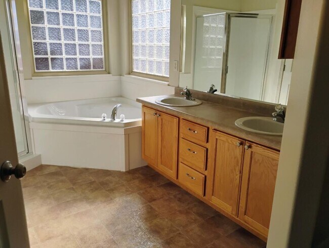 Building Photo - Beautiful 3 Bedroom 2 Bathroom Home