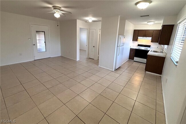 Foto del edificio - 704 SE 46th Ln