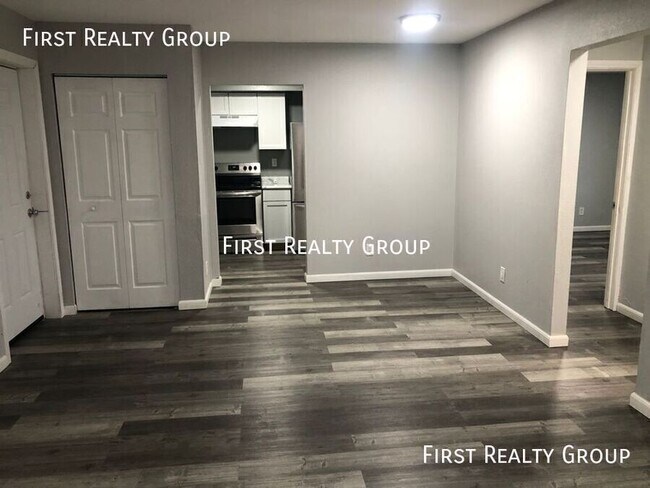 Building Photo - 2 Bedroom, 1 Bath Apartment, Move in Ready...
