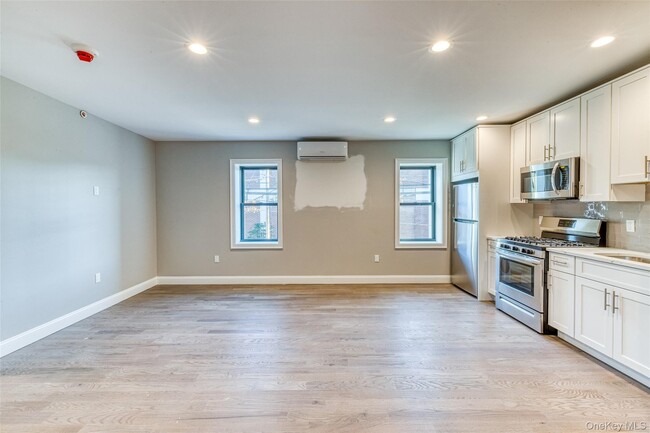 Building Photo - 78 Roslyn Rd
