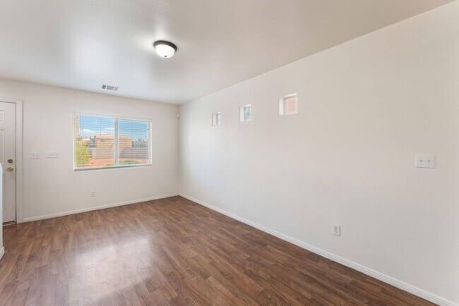 Building Photo - Cozy 3-Bedroom with Spacious Backyard!
