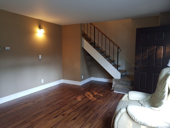 Living room - 1925 Vinedale Sq
