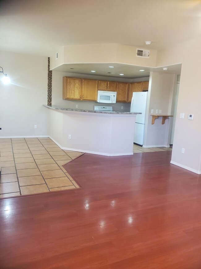 Building Photo - 6800 Vista del Norte Rd NE