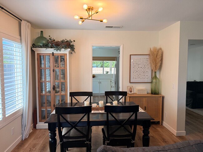 Foto del edificio - Nicely updated -one story home in Camarilo's desirable Mission Oaks Neighborhood