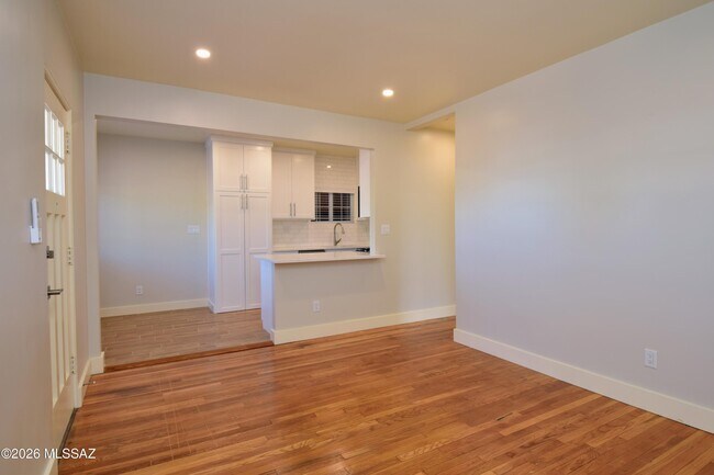 Foto del edificio - 130 N Cherry Ave