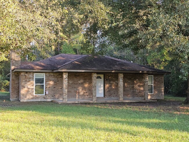 Building Photo - Newly Renovated Home on 1.35 Acres Ready Now!