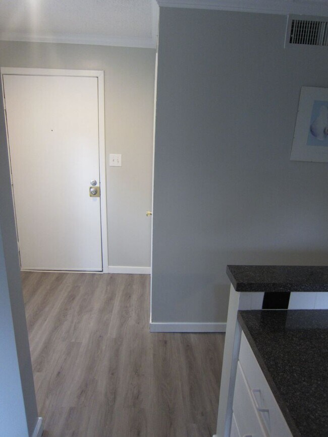 Building Photo - Highly Coveted 1 BD/1.5BA Loft Townhome in...