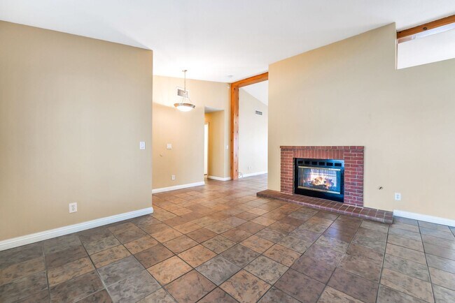 Foto del edificio - Spacious Single-Story Living with Oversized Lot and Dual Living Areas!