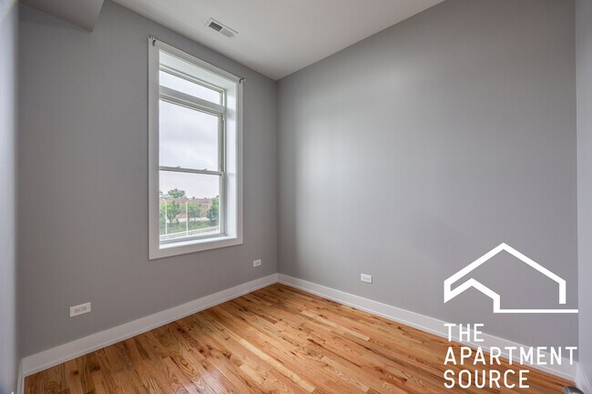 Foto del edificio - 3328 W Congress Pkwy